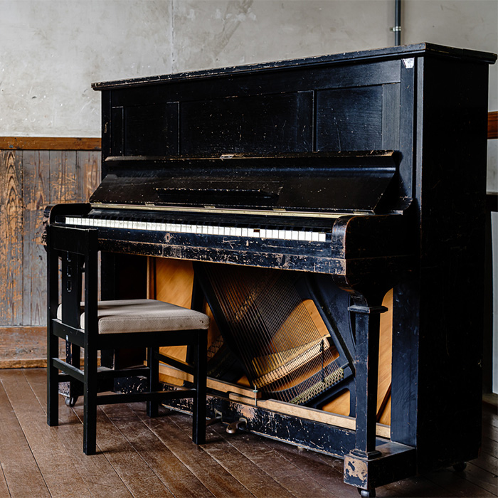 old piano on the curb needs a piano haul away service