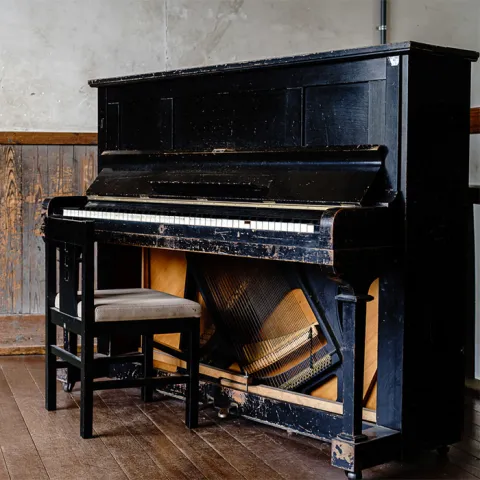 old piano on the curb needs a piano haul away service