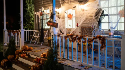 house decorated with spooky halloween decor